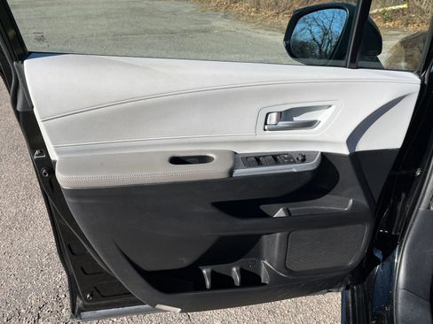 Used 2025 Toyota Sienna XLE image 18