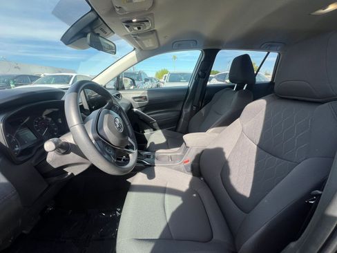 Used 2025 Toyota Corolla Cross LE image 27