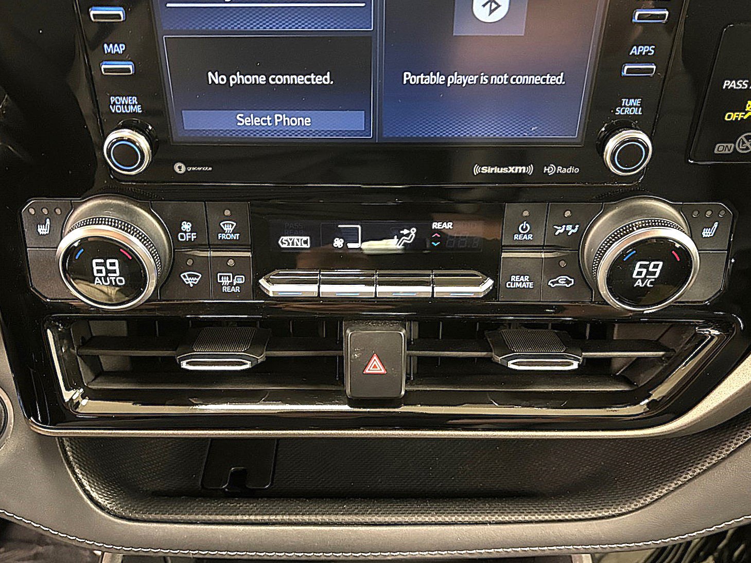 Used 2021 Toyota Highlander XLE FWD image 29