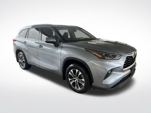 Used 2022 Toyota Highlander XLE AWD/4WD image 3