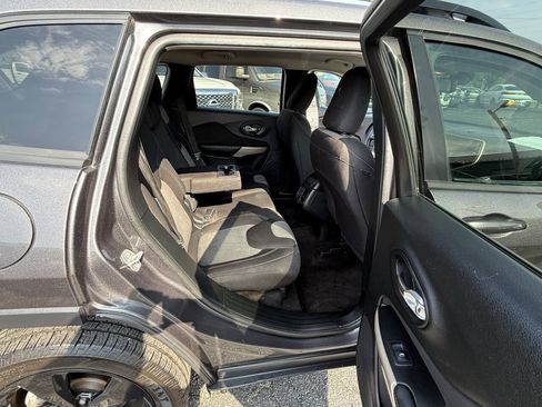 Used 2018 Jeep Cherokee Latitude w/ Altitude Package FWD image 21