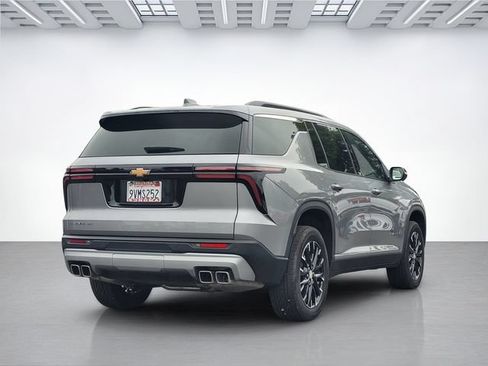 Used 2025 Chevrolet Traverse LT w/ Sun and Wheel Package FWD image 4
