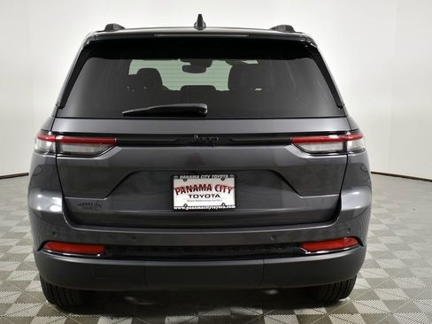 Used 2024 Jeep Grand Cherokee Altitude image 6