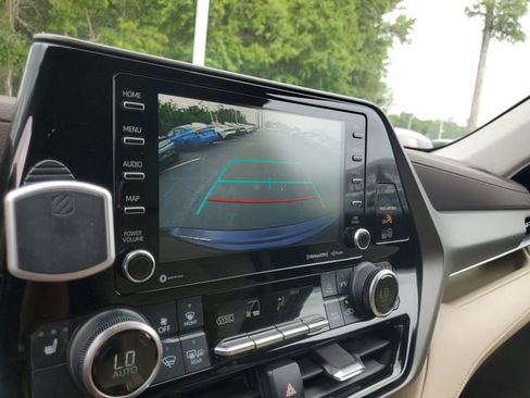Used 2022 Toyota Highlander XLE FWD image 25