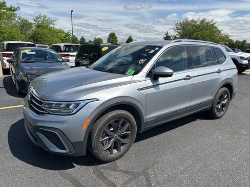 Used 2023 Volkswagen Tiguan SE AWD/4WD image 3