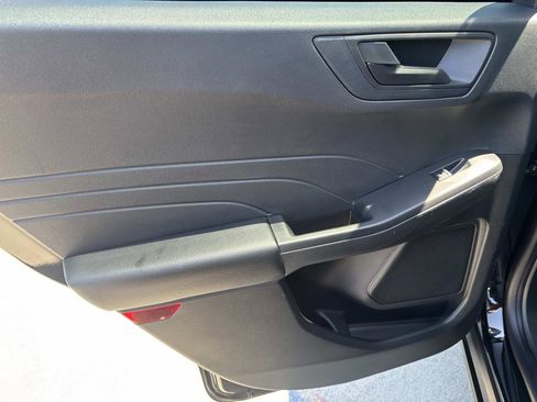 Used 2022 Ford Escape SE w/ SE Sport Appearance Package FWD image 9
