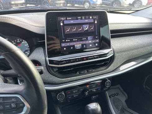 Used 2022 Jeep Compass Latitude w/ Sun and Sound Group image 18