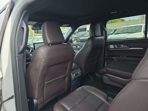 Certified 2025 Ford Explorer Platinum w/ LUX Leather Package AWD/4WD image 18