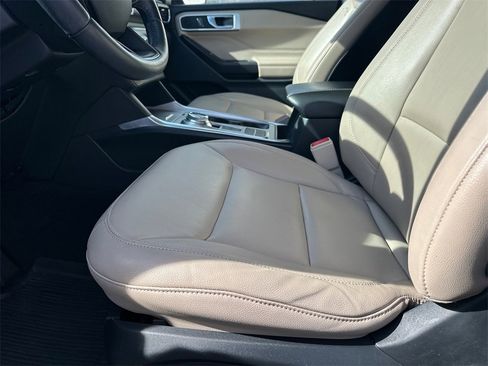 Used 2020 Ford Explorer XLT w/ Equipment Group 202A image 10