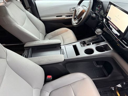 Used 2025 Toyota Sienna XLE image 14