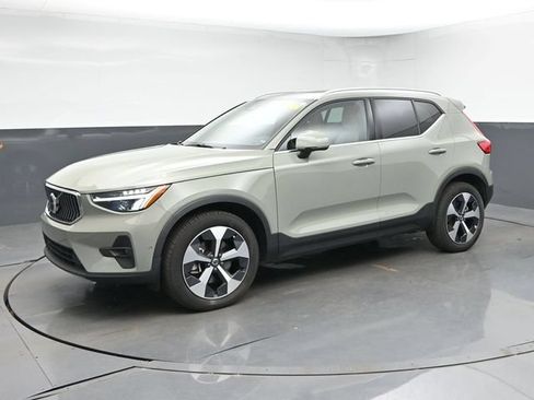 Used 2023 Volvo XC40 B5 Plus w/ Protection Package Premier AWD/4WD image 4