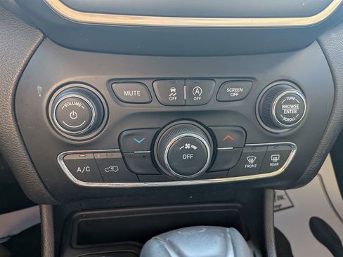 Used 2021 Jeep Cherokee Latitude Plus image 20