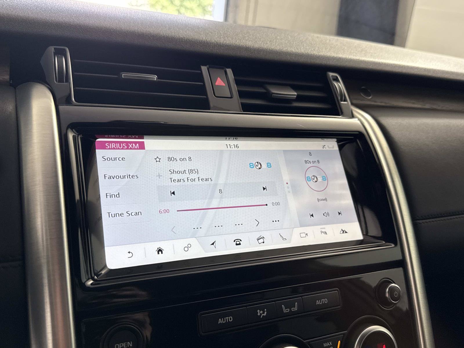 Used 2018 Land Rover Discovery HSE AWD/4WD image 23
