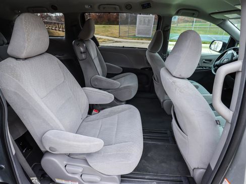 Used 2019 Toyota Sienna LE image 38