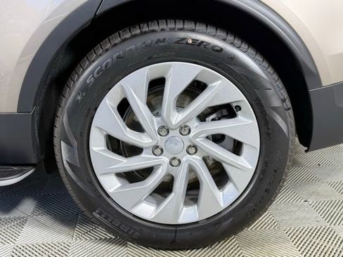 New 2025 Land Rover Discovery S image 10