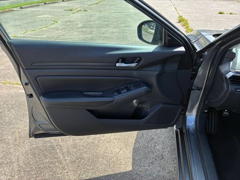 Used 2025 Nissan Altima 2.5 SV FWD image 15