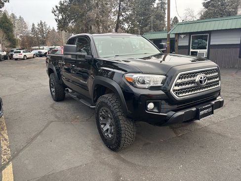 Used 2017 Toyota Tacoma SR5 image 6