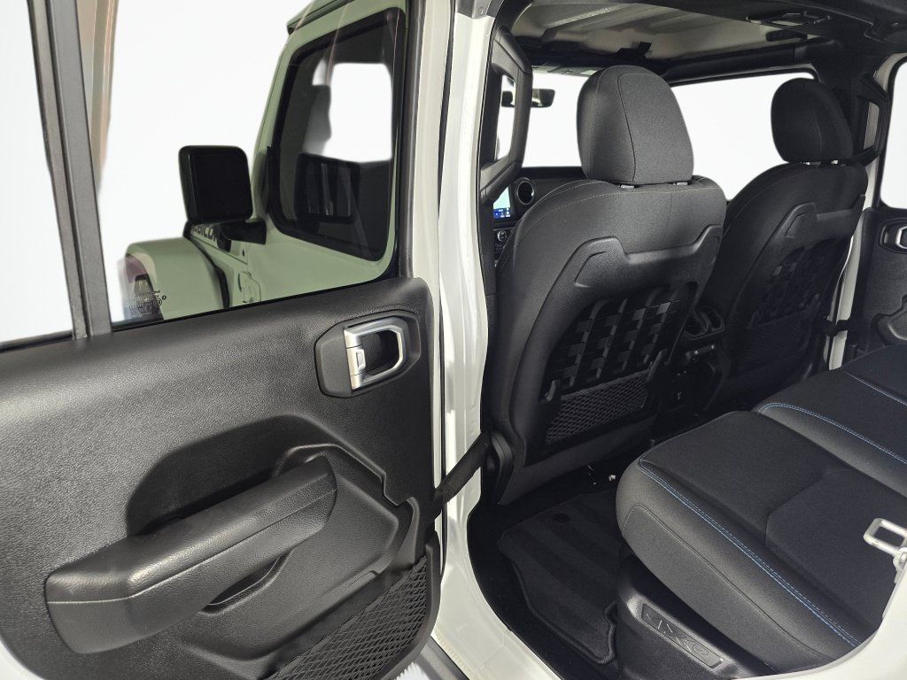 Used 2022 Jeep Wrangler Unlimited Rubicon 4xe AWD/4WD image 32