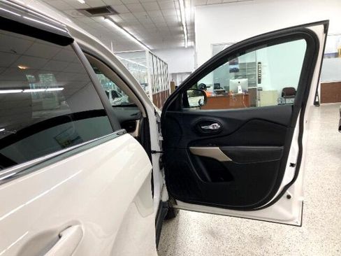 Used 2017 Jeep Cherokee Latitude w/ Cold Weather Group image 36