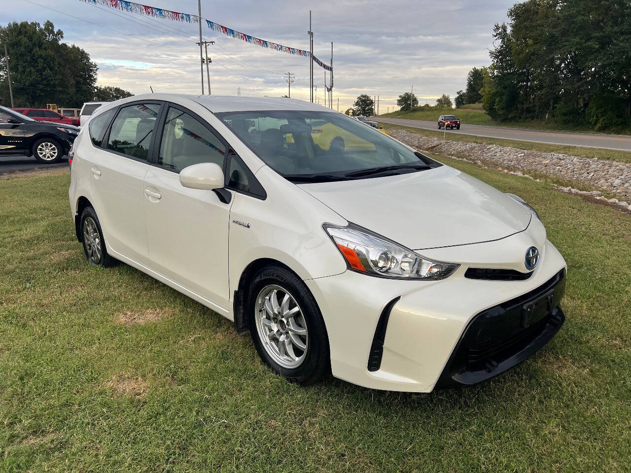 Used 2016 Toyota Prius V Two FWD image 7