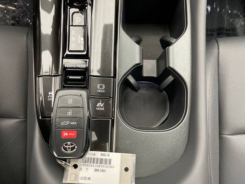 Used 2025 Toyota Crown Signia w/ Advanced Technology Package image 25