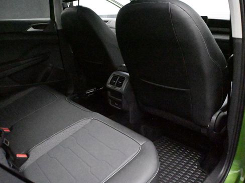 Certified 2025 Volkswagen Taos SE image 20