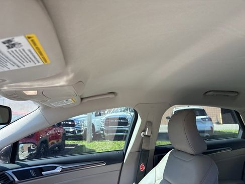 Used 2017 Ford Fusion SE w/ Fusion SE Technology Package image 12