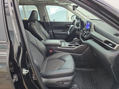 Used 2024 Toyota Highlander XLE image 37