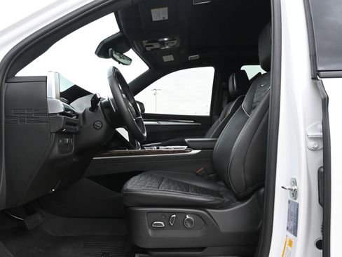 Certified 2025 Cadillac Escalade Sport Platinum w/ LPO, Floor Liner Package AWD/4WD image 18
