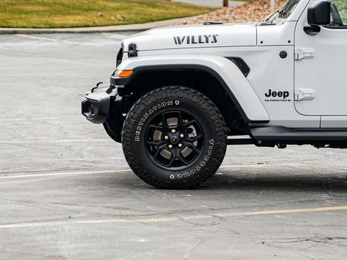 Used 2025 Jeep Gladiator Willys image 9