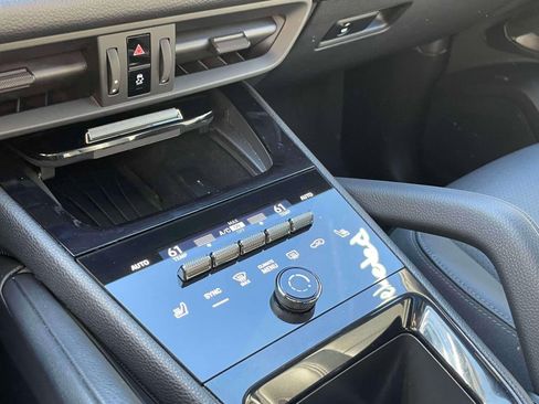 Used 2024 Porsche Cayenne Base image 29