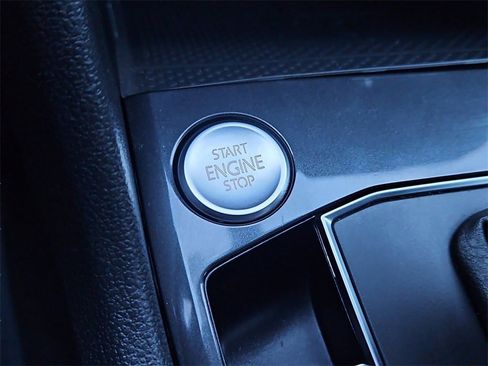 Certified 2020 Volkswagen Tiguan SE w/ Panoramic Sunroof Package image 21