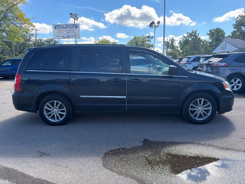 Used 2015 Chrysler Town & Country Touring FWD image 4