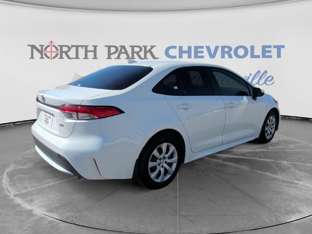 Used 2022 Toyota Corolla LE FWD image 3