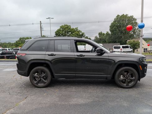 Certified 2024 Jeep Grand Cherokee Limited w/ Black Appearance Package image 3