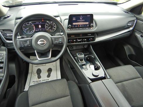 Used 2024 Nissan Rogue SV image 2