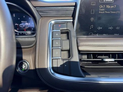 Used 2023 GMC Yukon SLT w/ SLT Premium Package AWD/4WD image 17