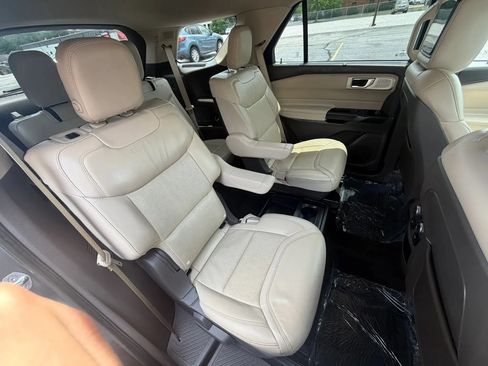 Used 2020 Ford Explorer Platinum w/ Premium Technology Package AWD/4WD image 41