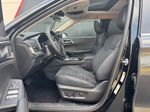 New 2025 Mitsubishi Outlander SE image 19