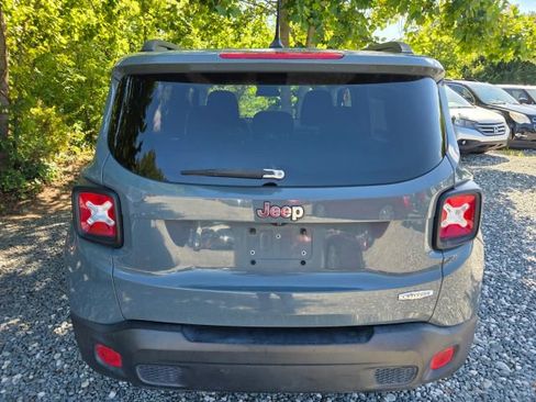 Used 2017 Jeep Renegade Latitude FWD image 6