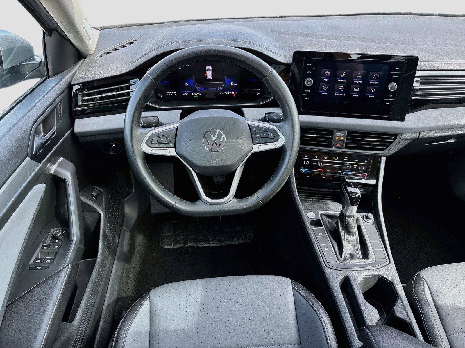 Used 2025 Volkswagen Jetta SE FWD image 2
