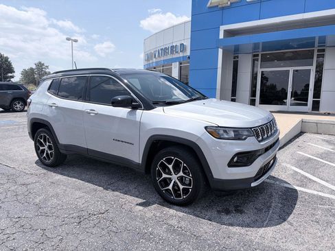 Used 2024 Jeep Compass Limited AWD/4WD image 2