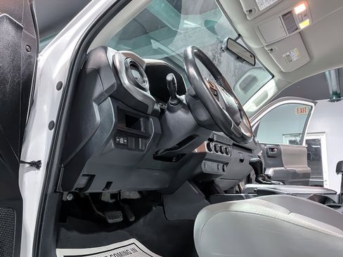 Used 2017 Toyota Tacoma TRD Off-Road image 17