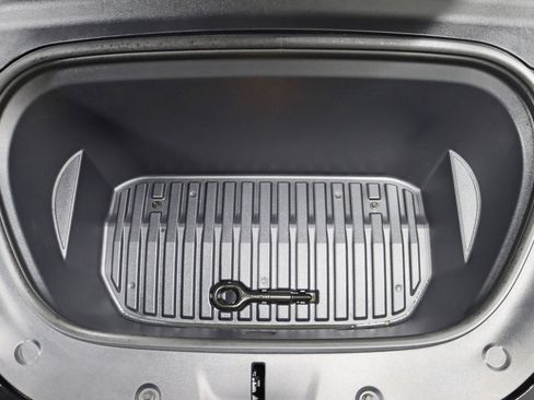 Used 2024 Tesla Model Y Long Range image 40