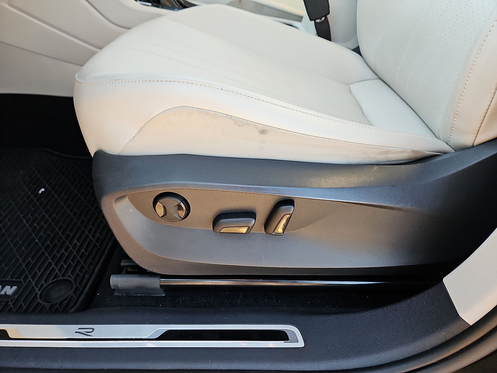 Certified 2024 Volkswagen Tiguan SE R-Line w/ MDO Package, Three-Row FWD image 17
