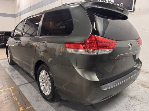 Used 2013 Toyota Sienna XLE image 4