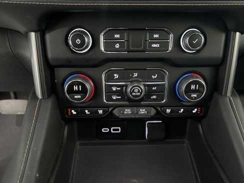 Used 2024 Chevrolet Suburban Premier image 16