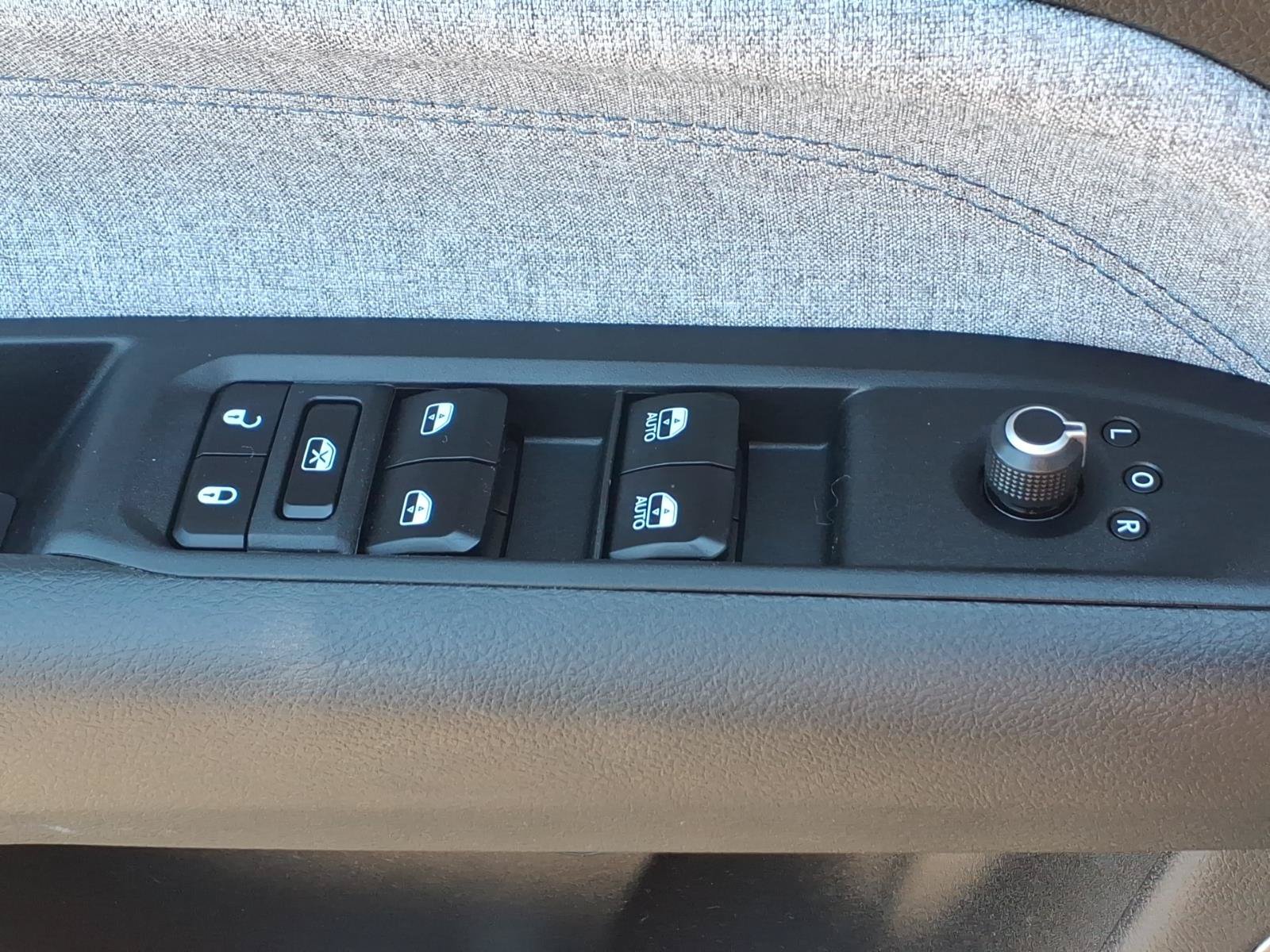 Used 2022 Jeep Compass Latitude w/ Sun and Sound Group AWD/4WD image 25