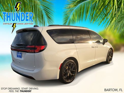 New 2026 Chrysler Pacifica Select FWD image 4