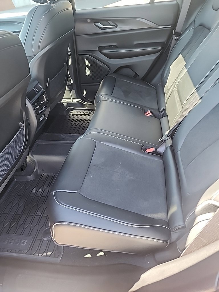 Used 2024 Jeep Grand Cherokee Altitude AWD/4WD image 9